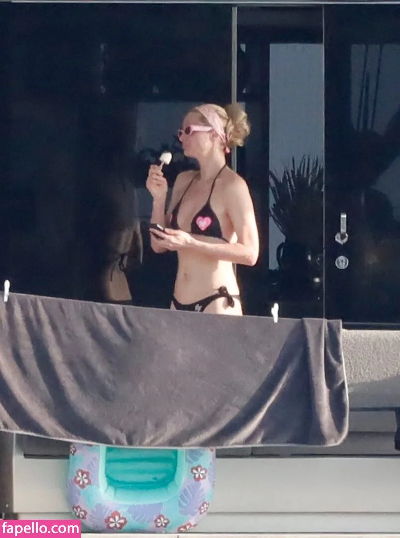 Paris Hilton / parishilton Onlyfans Photo Gallery 