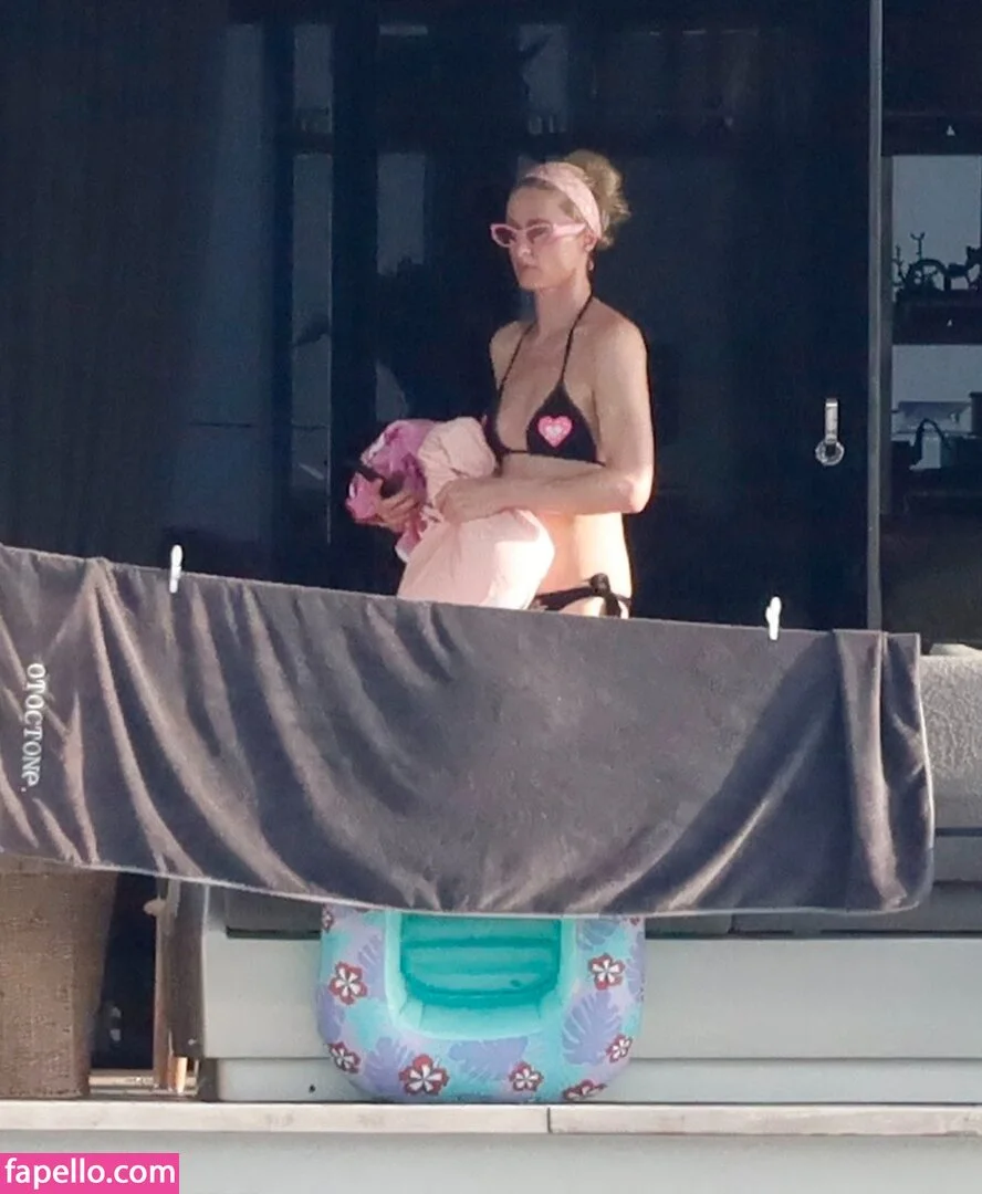 Paris Hilton / parishilton Onlyfans Photo Gallery 