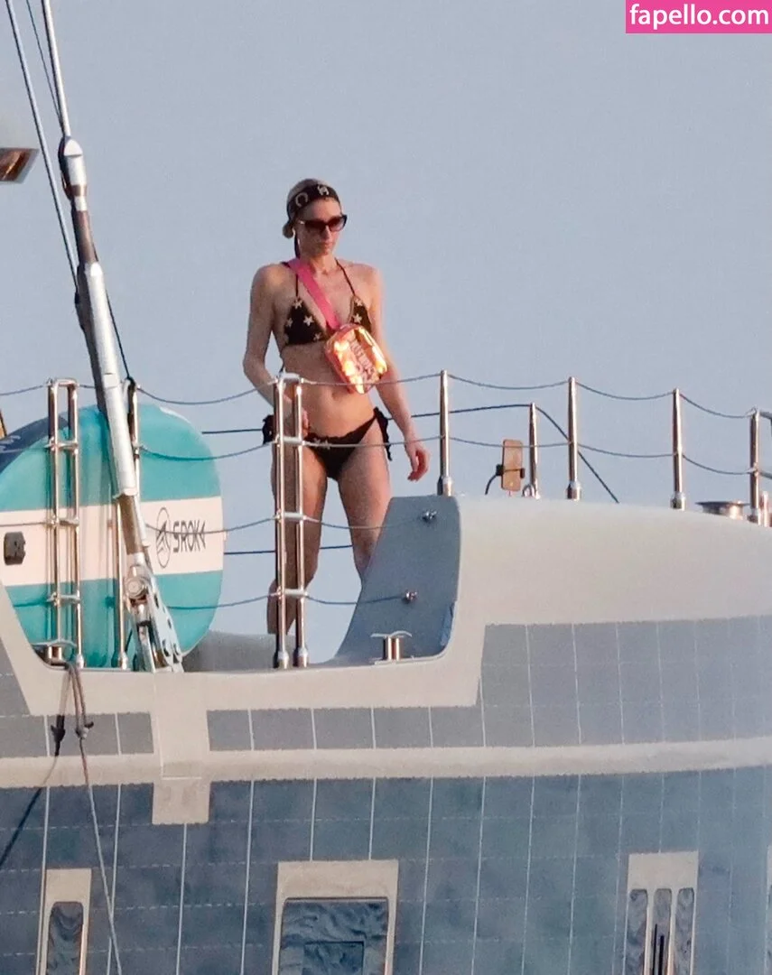 Paris Hilton / parishilton Onlyfans Photo Gallery 