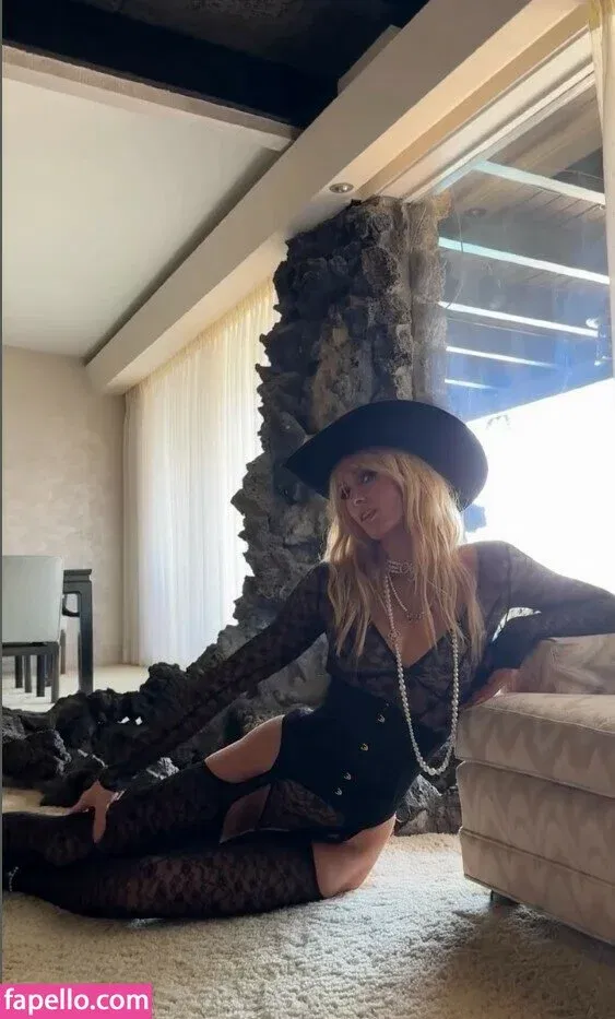 Paris Hilton / parishilton Onlyfans Photo Gallery 