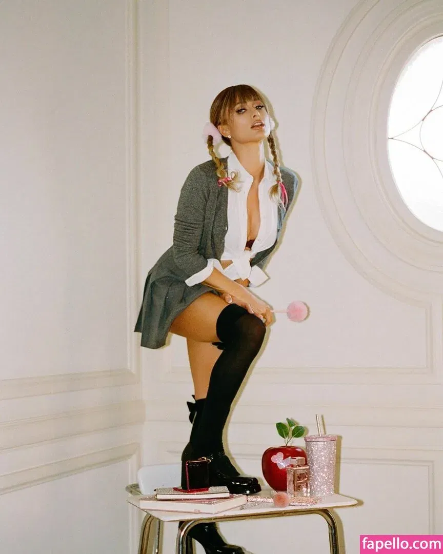 Paris Hilton / parishilton Onlyfans Photo Gallery 