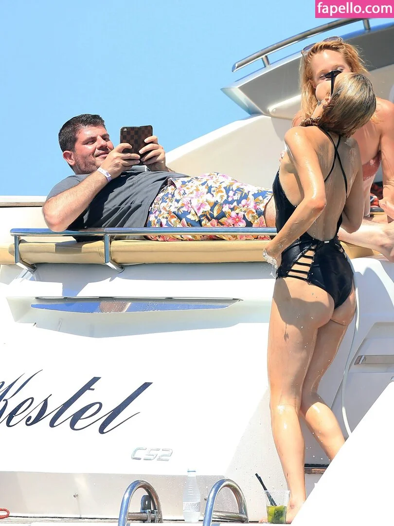 Paris Hilton / parishilton Onlyfans Photo Gallery 