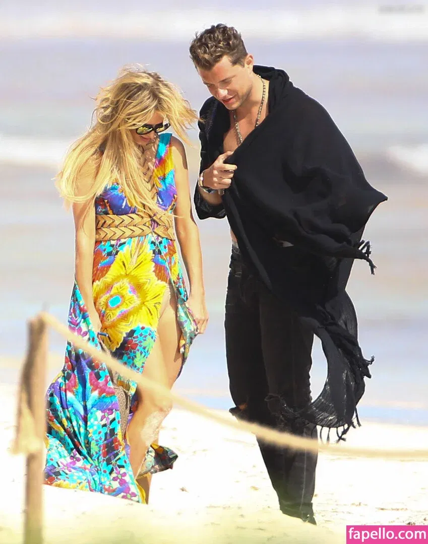 Paris Hilton / parishilton Onlyfans Photo Gallery 