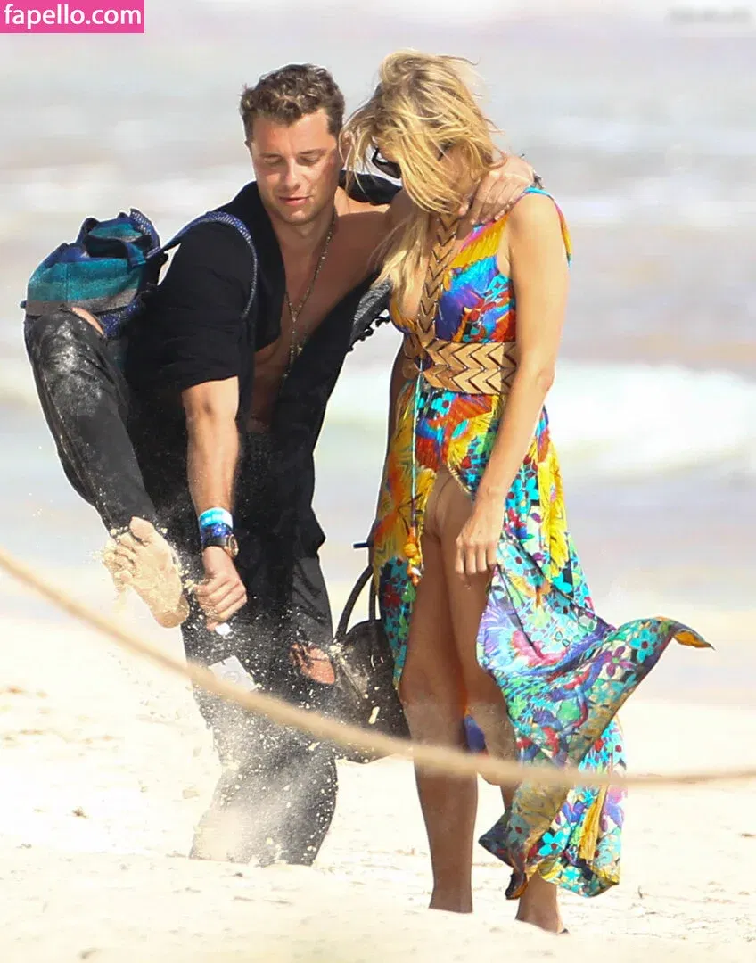 Paris Hilton / parishilton Onlyfans Photo Gallery 