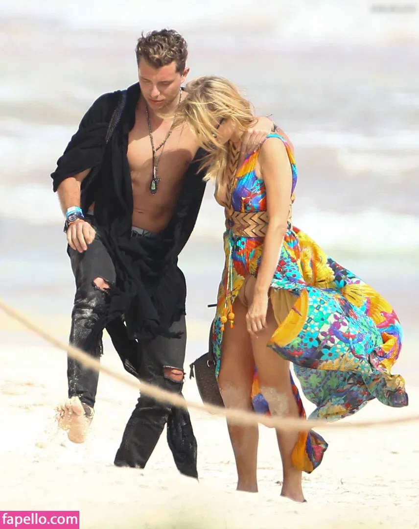 Paris Hilton / parishilton Onlyfans Photo Gallery 