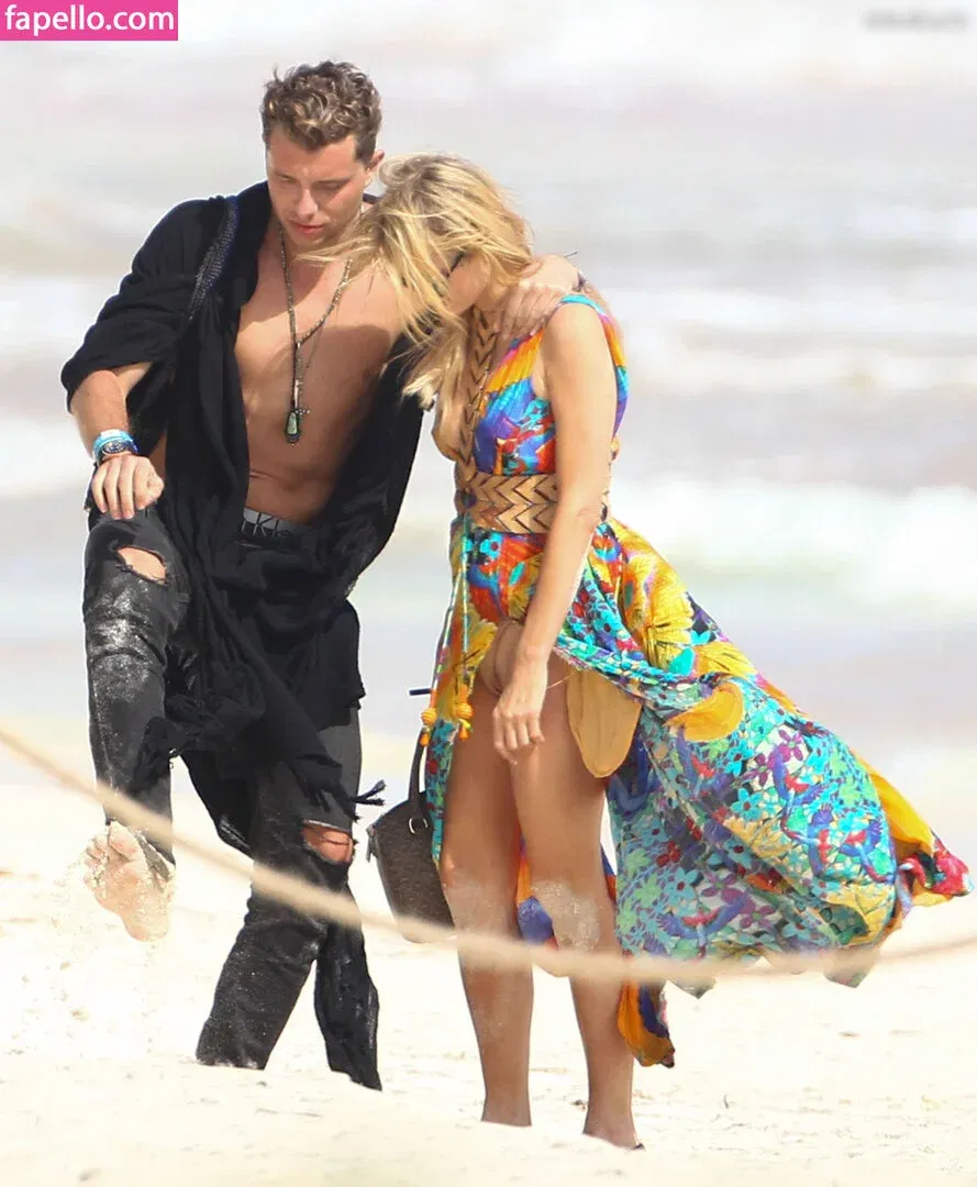 Paris Hilton / parishilton Onlyfans Photo Gallery 