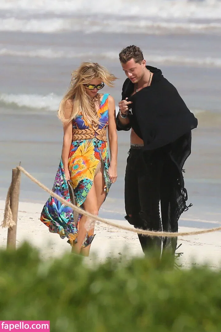 Paris Hilton / parishilton Onlyfans Photo Gallery 