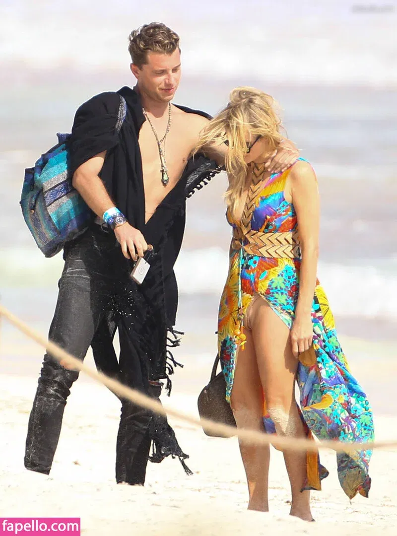 Paris Hilton / parishilton Onlyfans Photo Gallery 