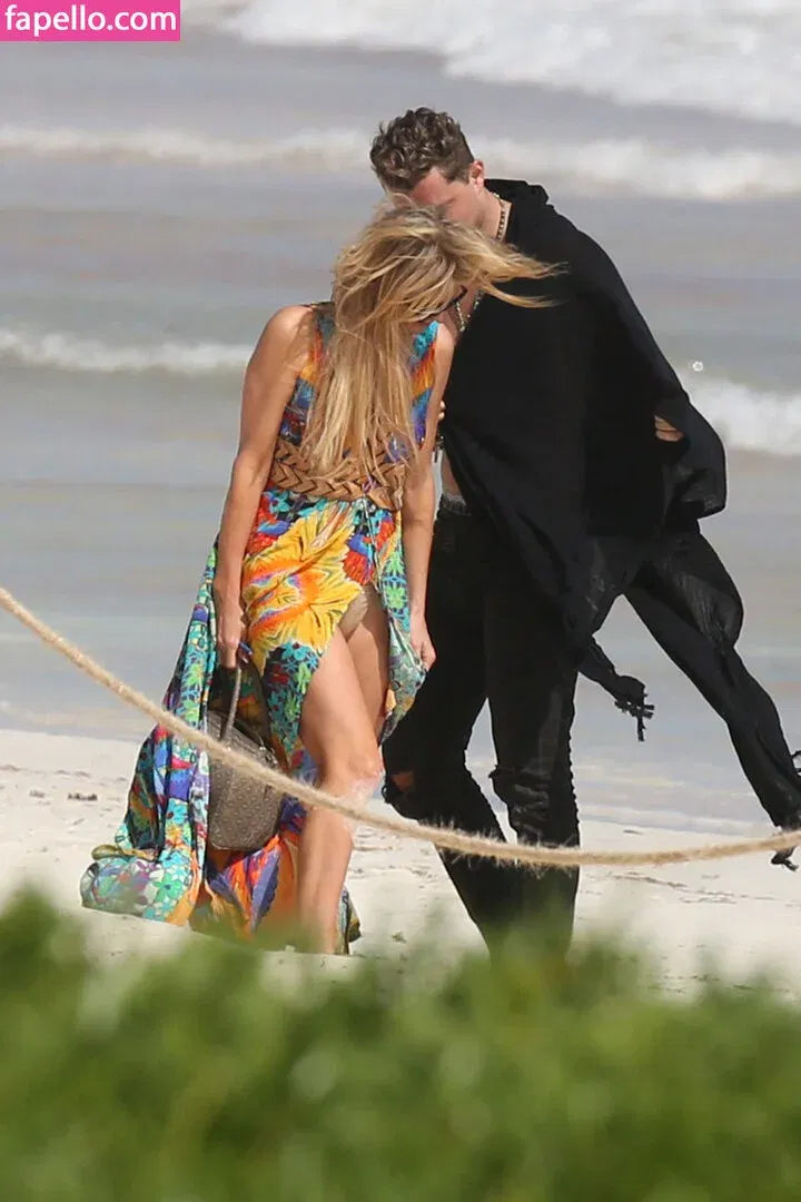 Paris Hilton / parishilton Onlyfans Photo Gallery 