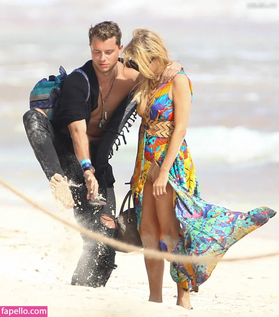 Paris Hilton / parishilton Onlyfans Photo Gallery 