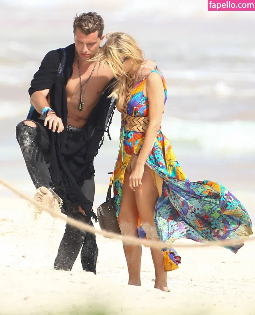 Paris Hilton / parishilton Onlyfans Photo Gallery 