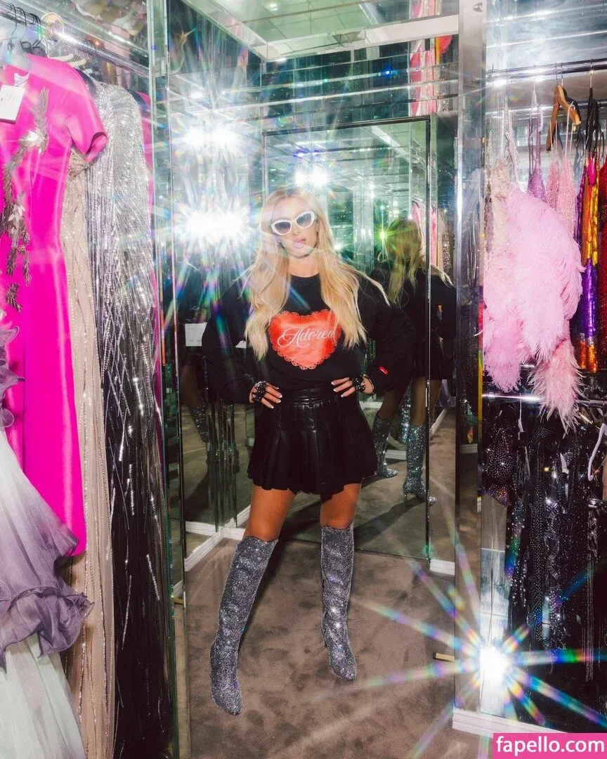 Paris Hilton / parishilton Onlyfans Photo Gallery 