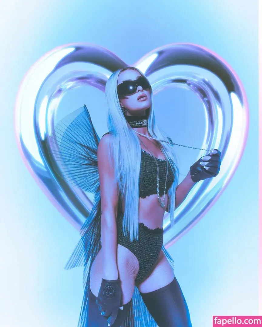 Paris Hilton / parishilton Onlyfans Photo Gallery 