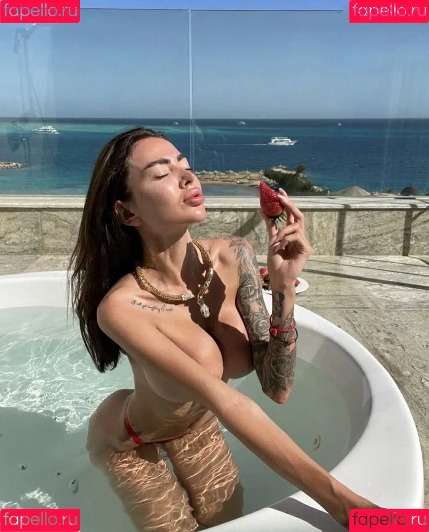 Alena Omovych / alena_omovych / alenaomovich Onlyfans Photo Gallery 