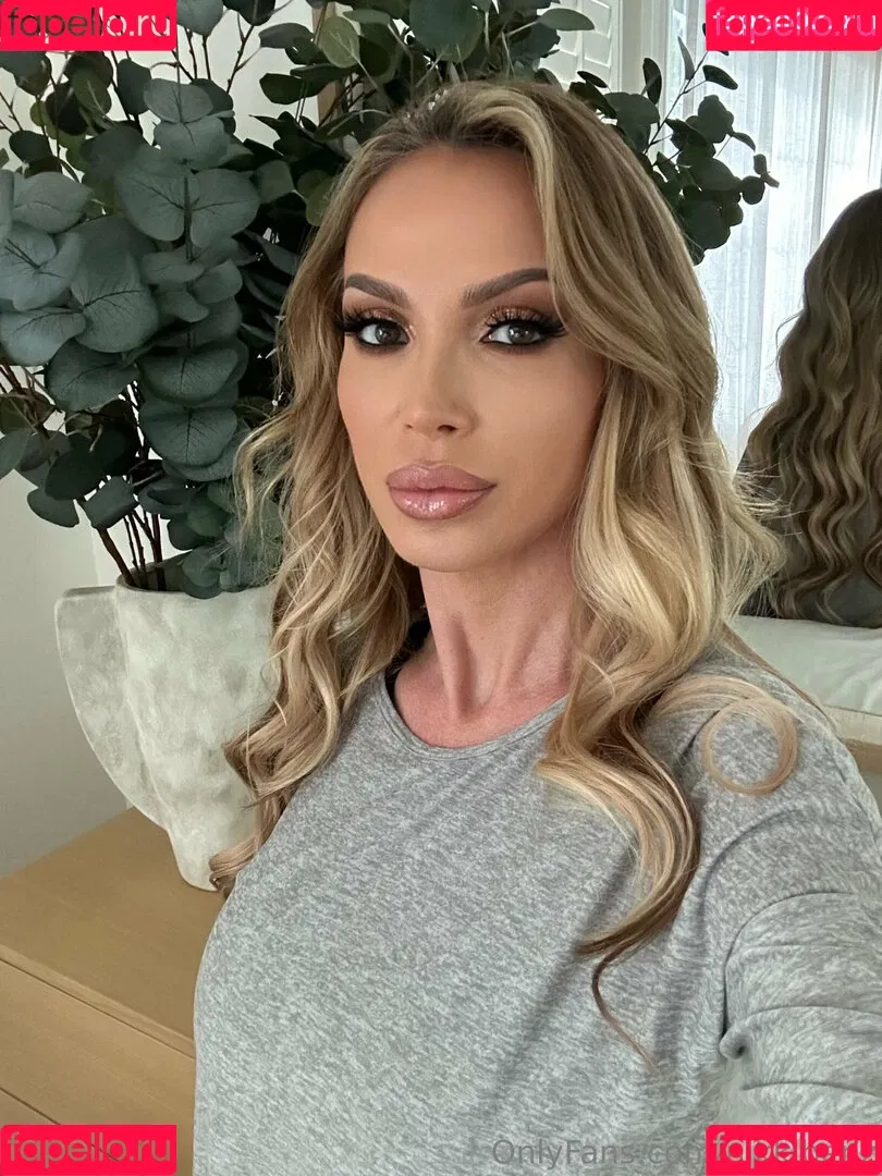 mega / nikkibenz Onlyfans Photo Gallery 