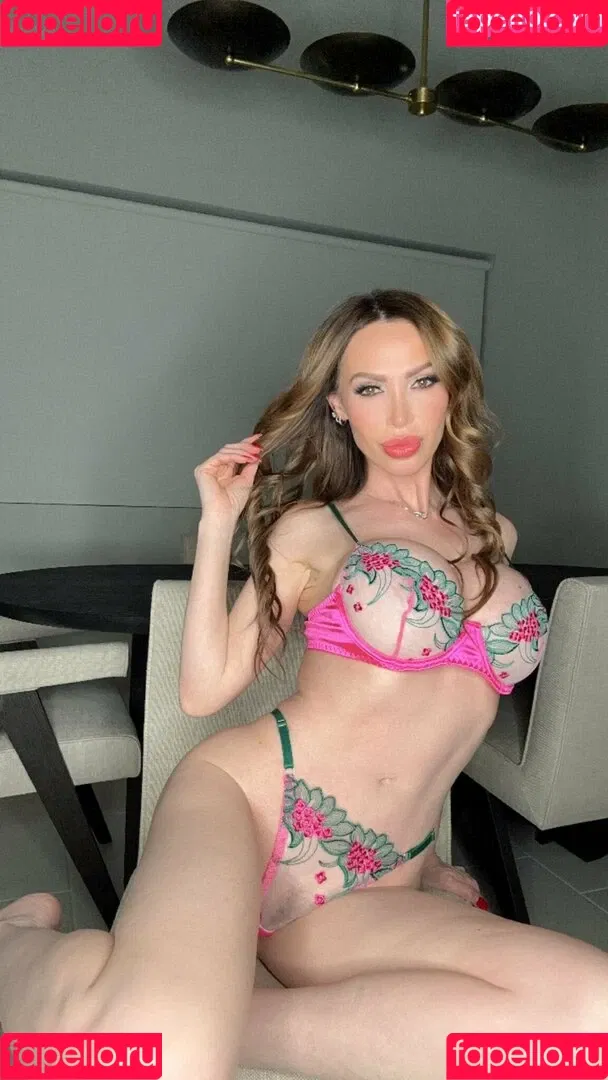 mega / nikkibenz Onlyfans Photo Gallery 