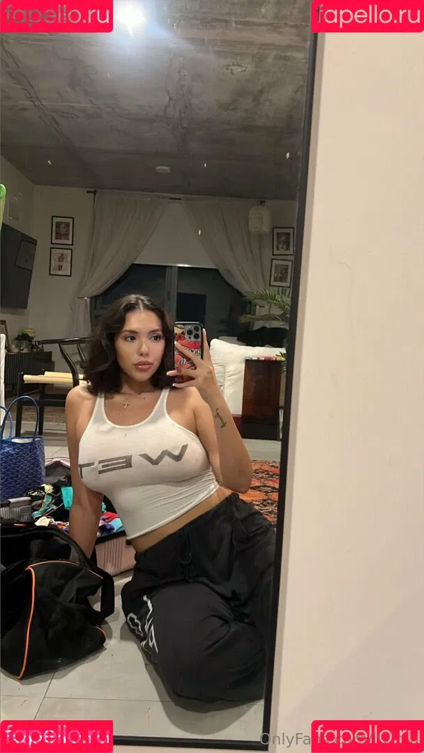 livmia / livmiami / livortiz Onlyfans Photo Gallery 