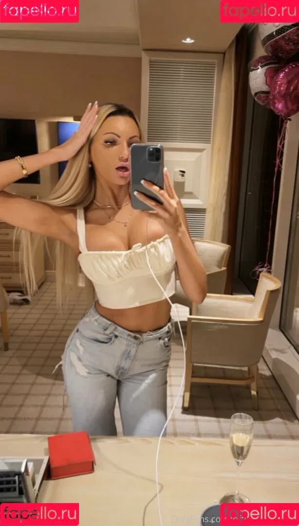 Cara Belle / carabelle / carabelle_zm Onlyfans Photo Gallery 