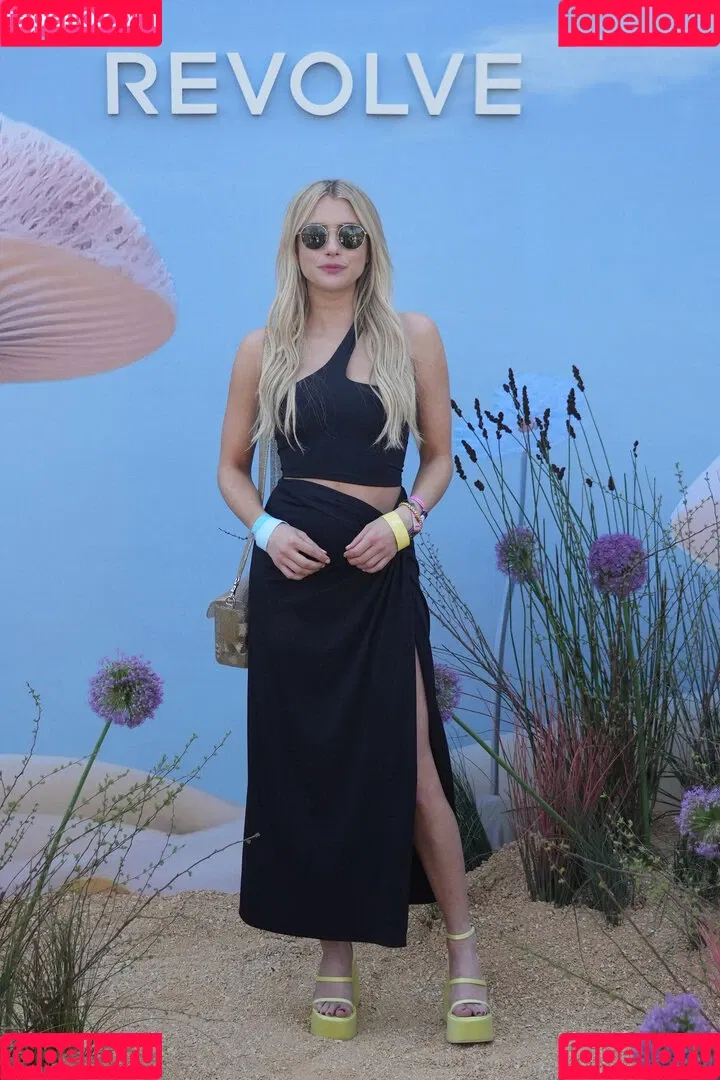 Emma Roberts / emmalee1996 / emmaroberts Onlyfans Photo Gallery 