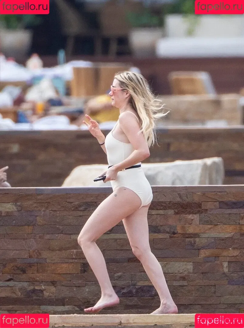 Emma Roberts / emmalee1996 / emmaroberts Onlyfans Photo Gallery 