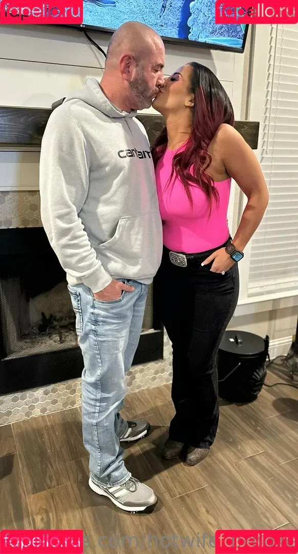 Brooke Blaze / brookeblazebb / hotwife_brookeblaze Onlyfans Photo Gallery 