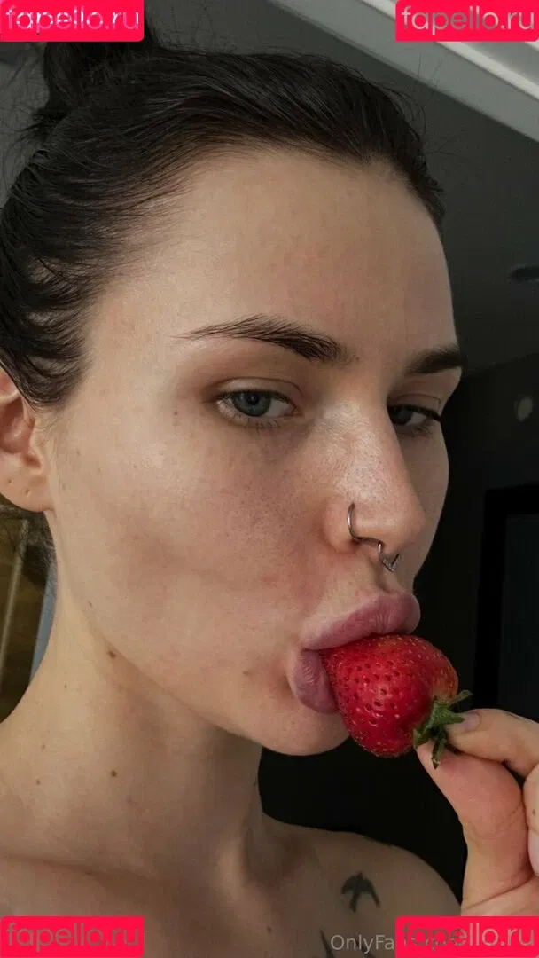 HoneyAddicted / LinaIvy / Xivylina / commanderivy Onlyfans Photo Gallery 