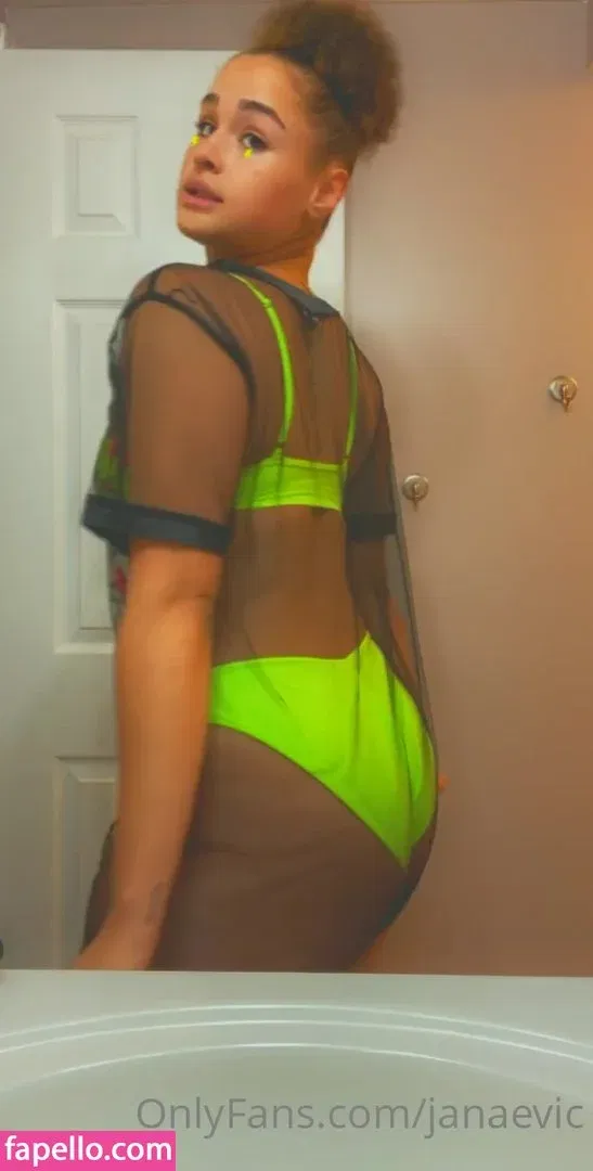 janaegirard / janaevic Onlyfans Photo Gallery 