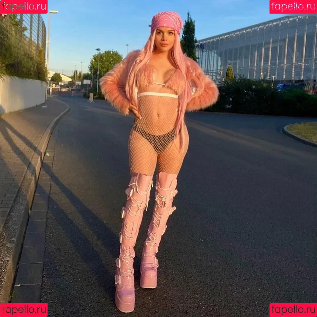 Valery Mcqueen / valerymcqueen__ / venezolanats Onlyfans Photo Gallery 