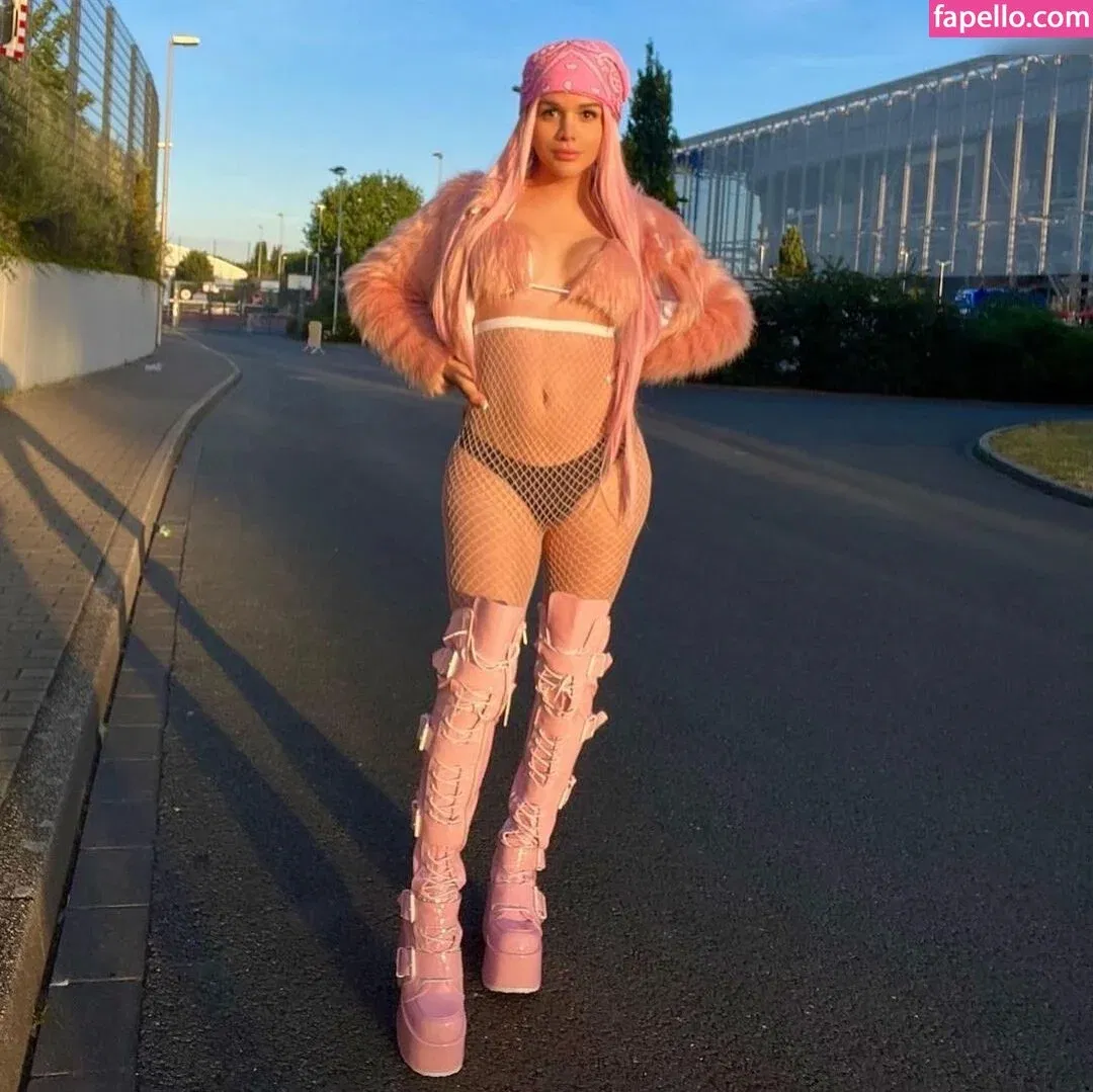 Valery Mcqueen / valerymcqueen__ / venezolanats Onlyfans Photo Gallery 