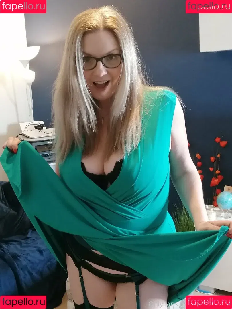 carla.anngg / glamgran56 Onlyfans Photo Gallery 