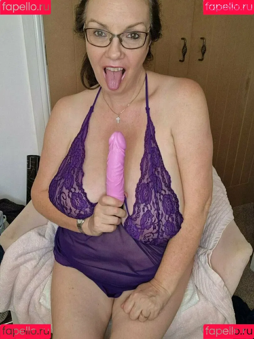 carla.anngg / glamgran56 Onlyfans Photo Gallery 