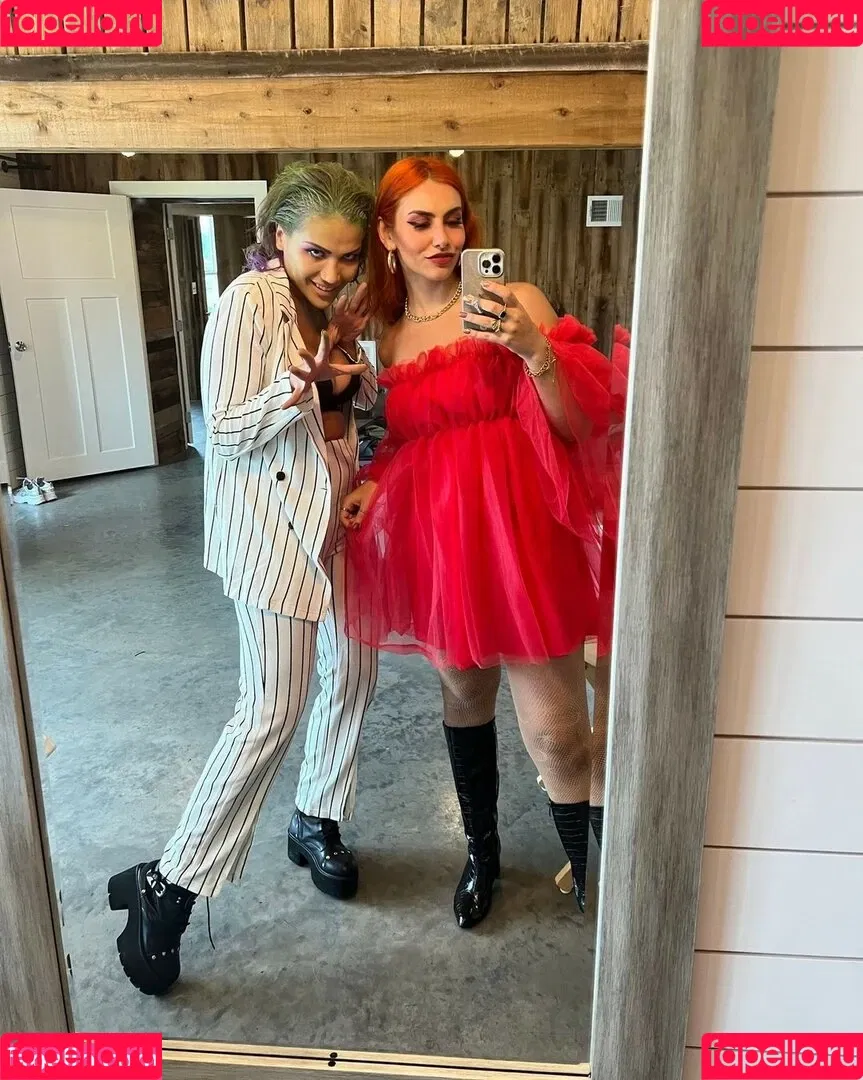 Alicia Atout & Salina de la Renta / Frenemies / notfriends Onlyfans Photo Gallery 