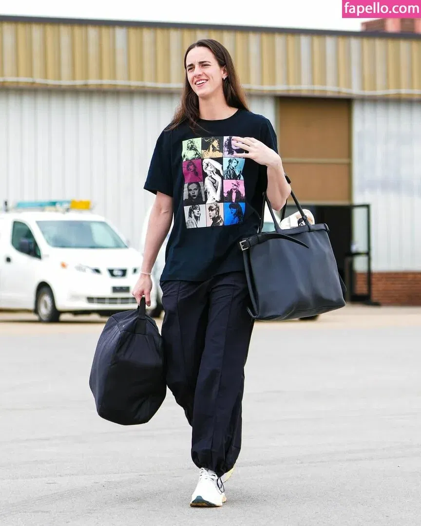 caitlinclark22 / heluvstikax Onlyfans Photo Gallery 