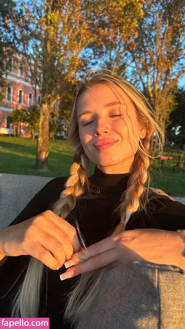 Polina Malinovskaya / polinamalinovskaya Onlyfans Photo Gallery 