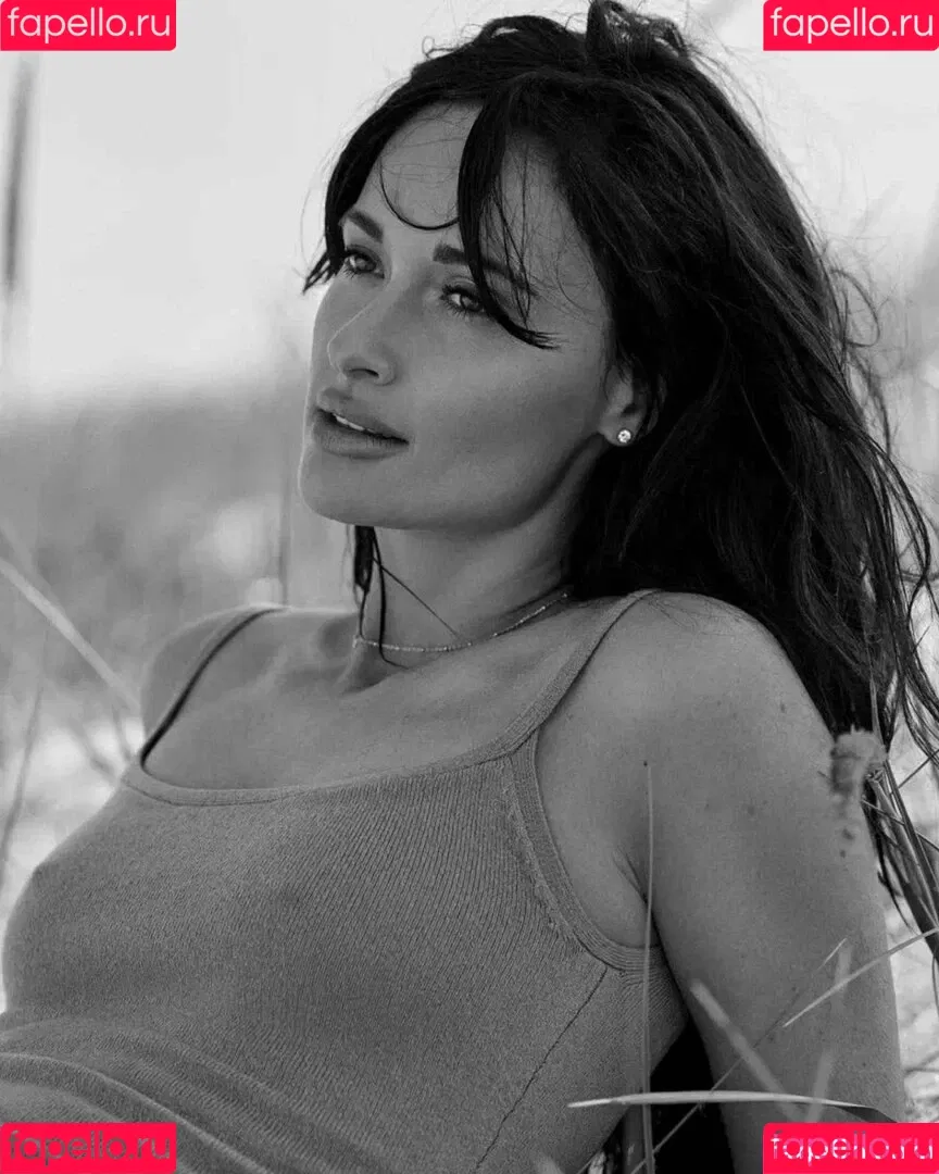Kacey Musgraves / heavenlyyhazel / spaceykacey Onlyfans Photo Gallery 