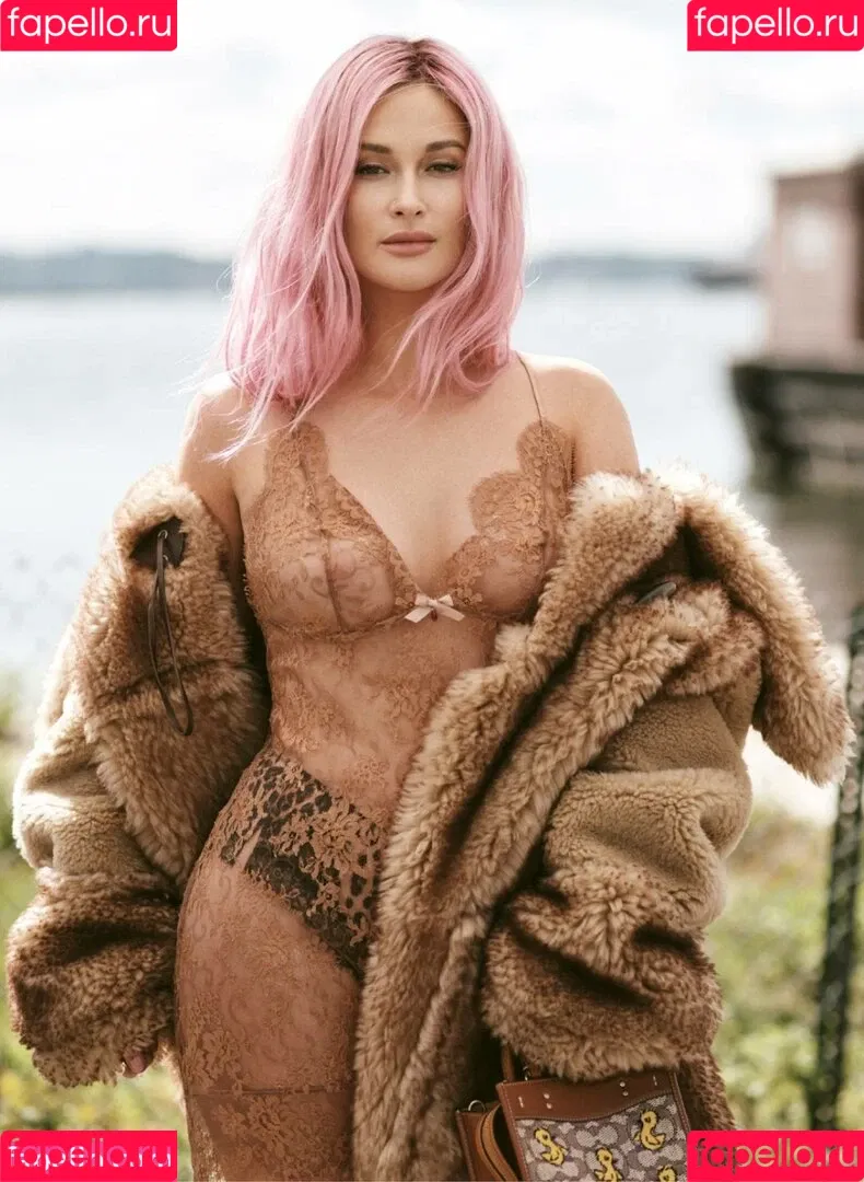 Kacey Musgraves / heavenlyyhazel / spaceykacey Onlyfans Photo Gallery 