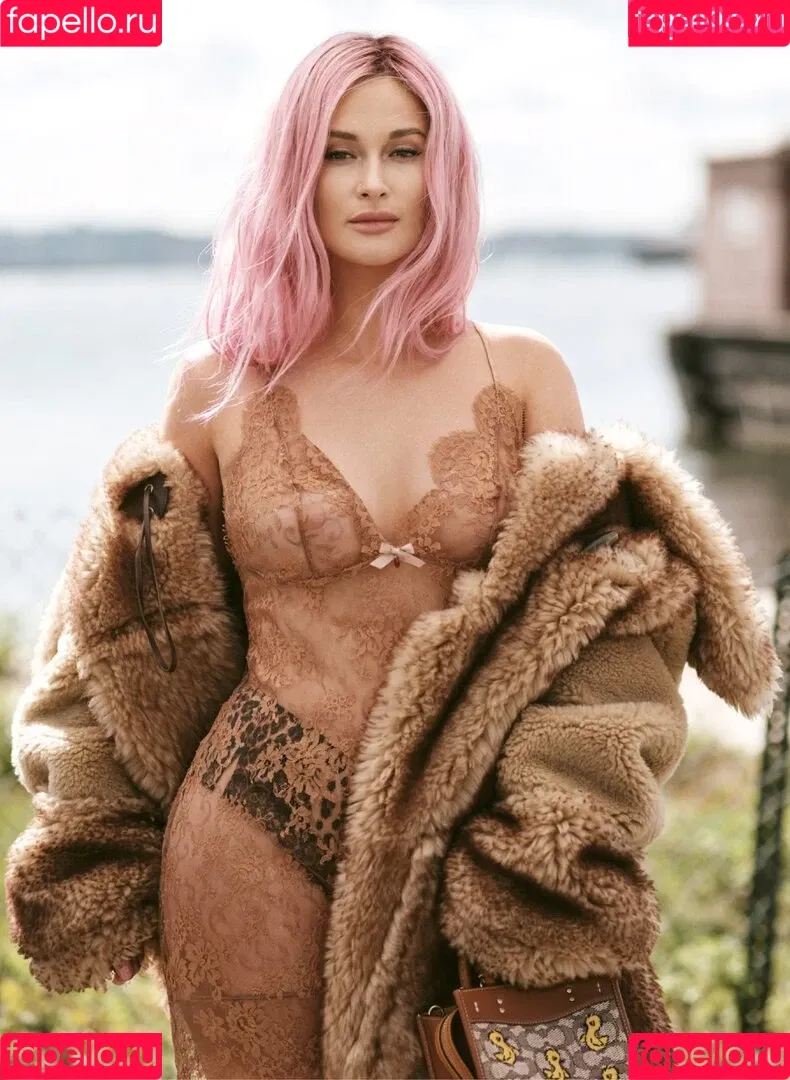 Kacey Musgraves / heavenlyyhazel / spaceykacey Onlyfans Photo Gallery 