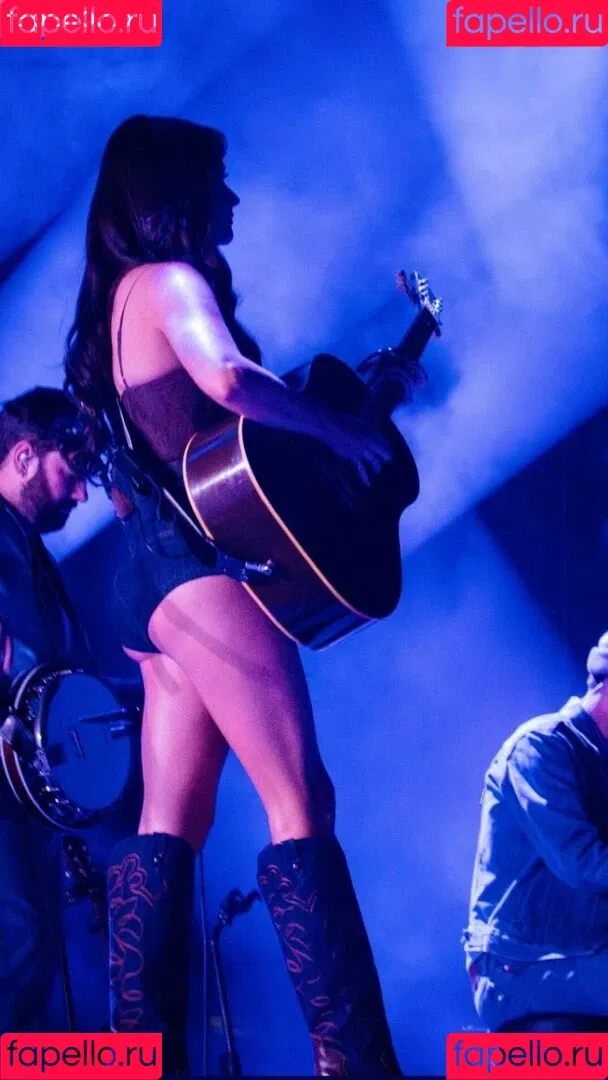 Kacey Musgraves / heavenlyyhazel / spaceykacey Onlyfans Photo Gallery 