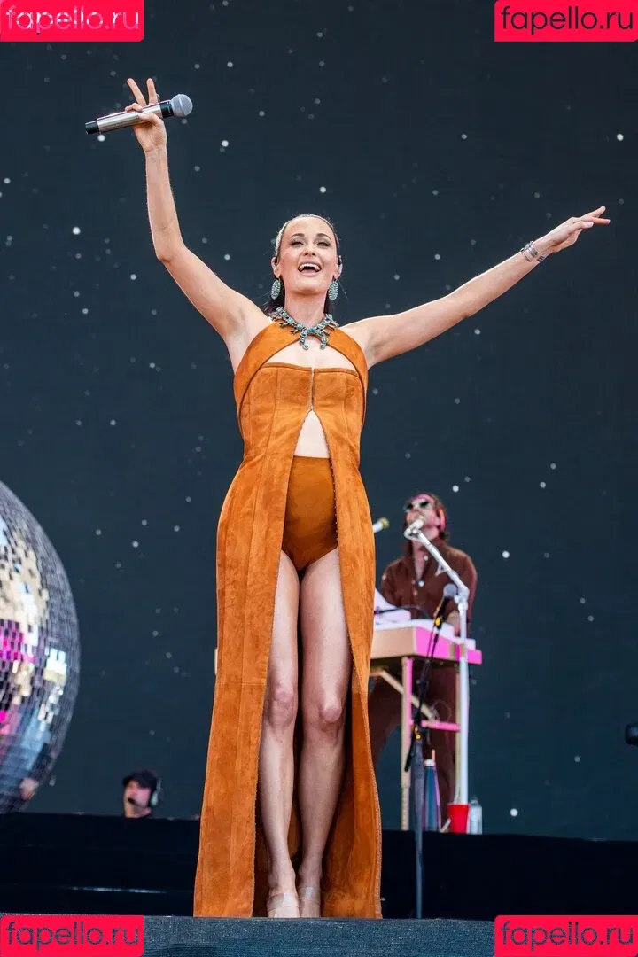 Kacey Musgraves / heavenlyyhazel / spaceykacey Onlyfans Photo Gallery 