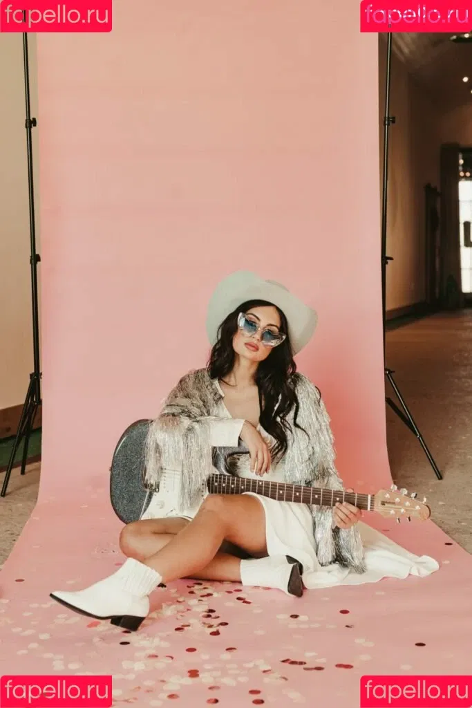 Kacey Musgraves / heavenlyyhazel / spaceykacey Onlyfans Photo Gallery 