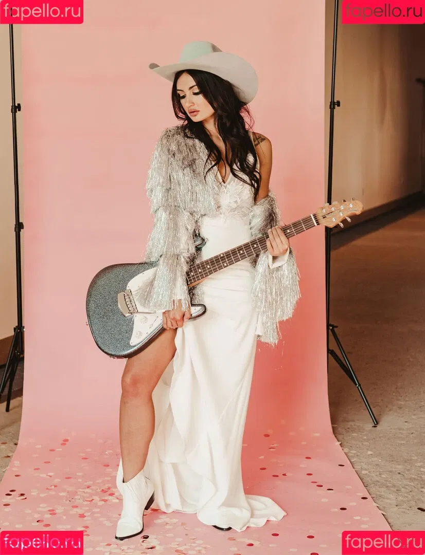 Kacey Musgraves / heavenlyyhazel / spaceykacey Onlyfans Photo Gallery 