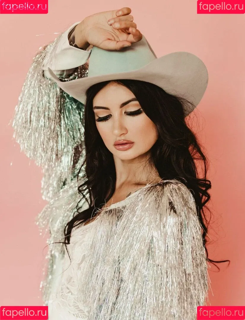 Kacey Musgraves / heavenlyyhazel / spaceykacey Onlyfans Photo Gallery 