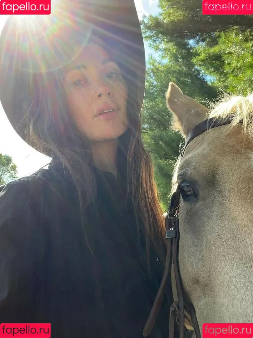 Kacey Musgraves / heavenlyyhazel / spaceykacey Onlyfans Photo Gallery 