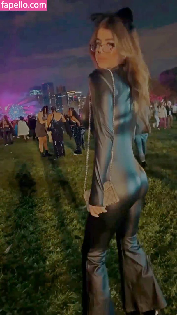 Romi / romi.zion / romi_rain Onlyfans Photo Gallery 