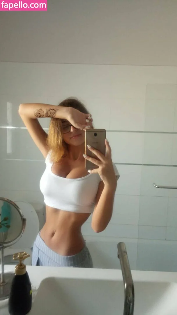 Romi / romi.zion / romi_rain Onlyfans Photo Gallery 