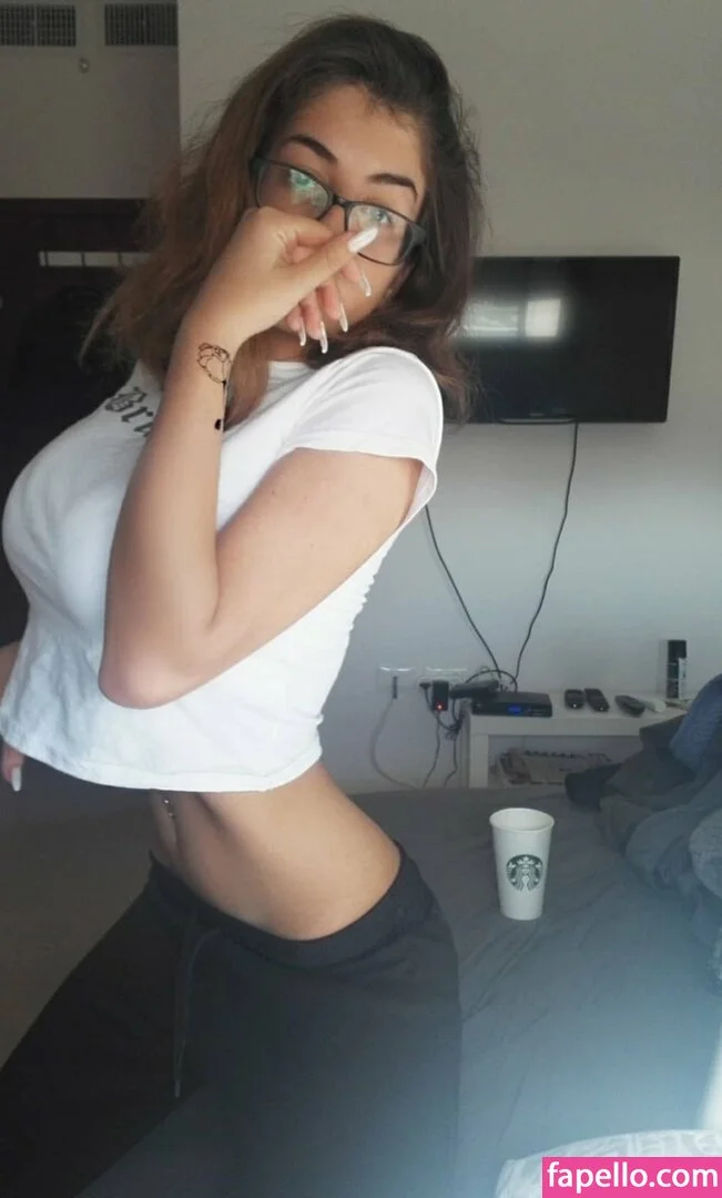 Romi / romi.zion / romi_rain Onlyfans Photo Gallery 