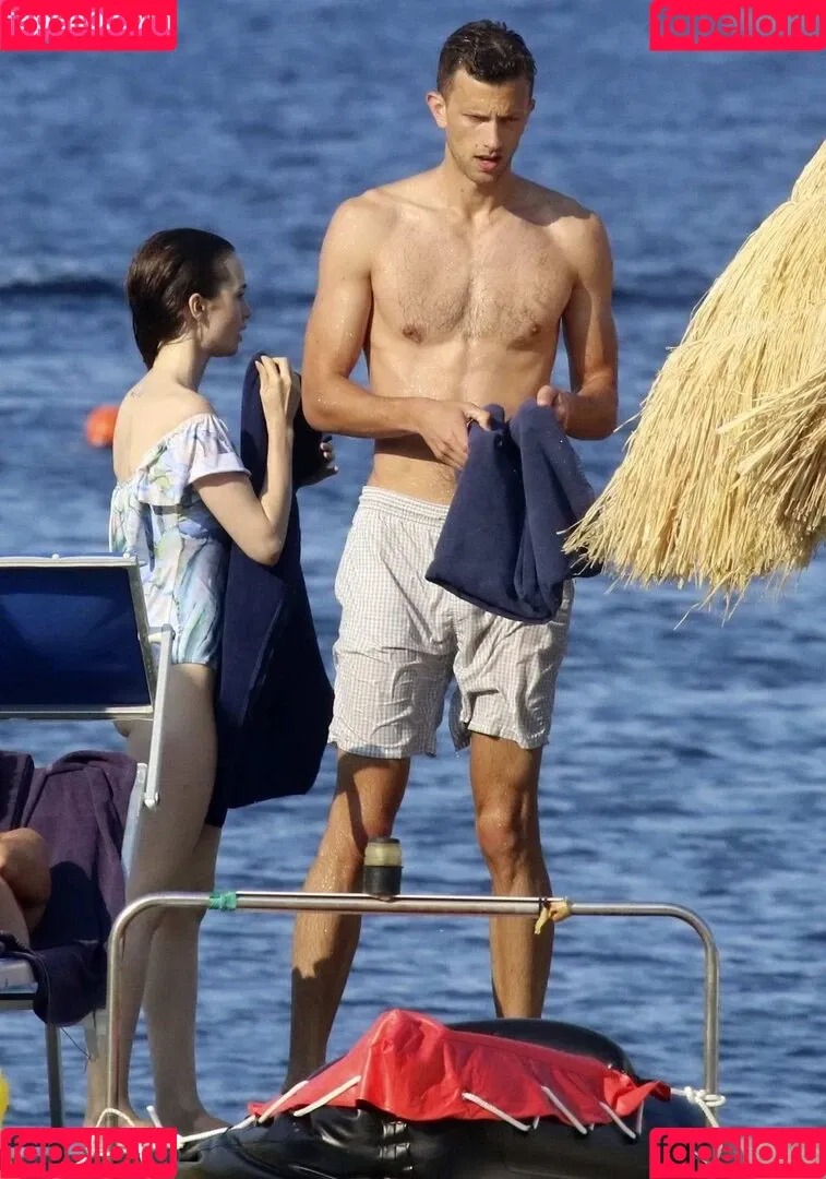 Lily Collins / lily_collins / lilyjcollins Onlyfans Photo Gallery 
