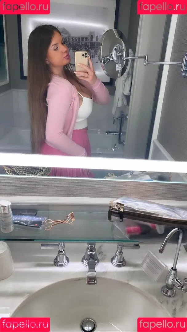 Elizabeth M / elizabethkm / elizabethnyk Onlyfans Photo Gallery 