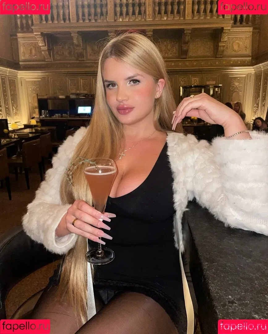 Elizabeth M / elizabethkm / elizabethnyk Onlyfans Photo Gallery 