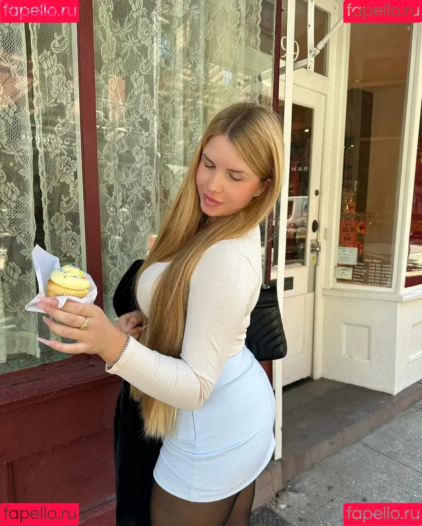 Elizabeth M / elizabethkm / elizabethnyk Onlyfans Photo Gallery 